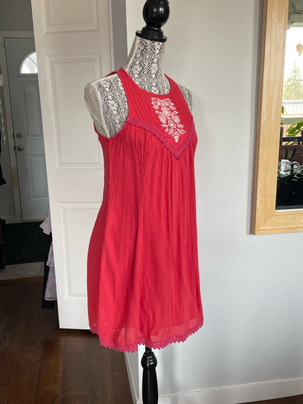 NWT Hollister Embroidered Boho Flowy A-Line Babydoll Crinkle Dress. Small - Picture 4 of 7